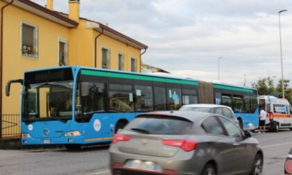 Autobus carico di studenti e lavoratori frena bruscamente: sette feriti