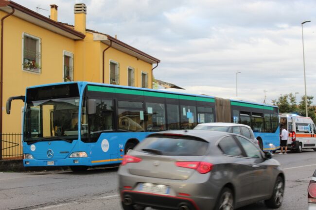 Autobus carico di studenti e lavoratori frena bruscamente: sette feriti