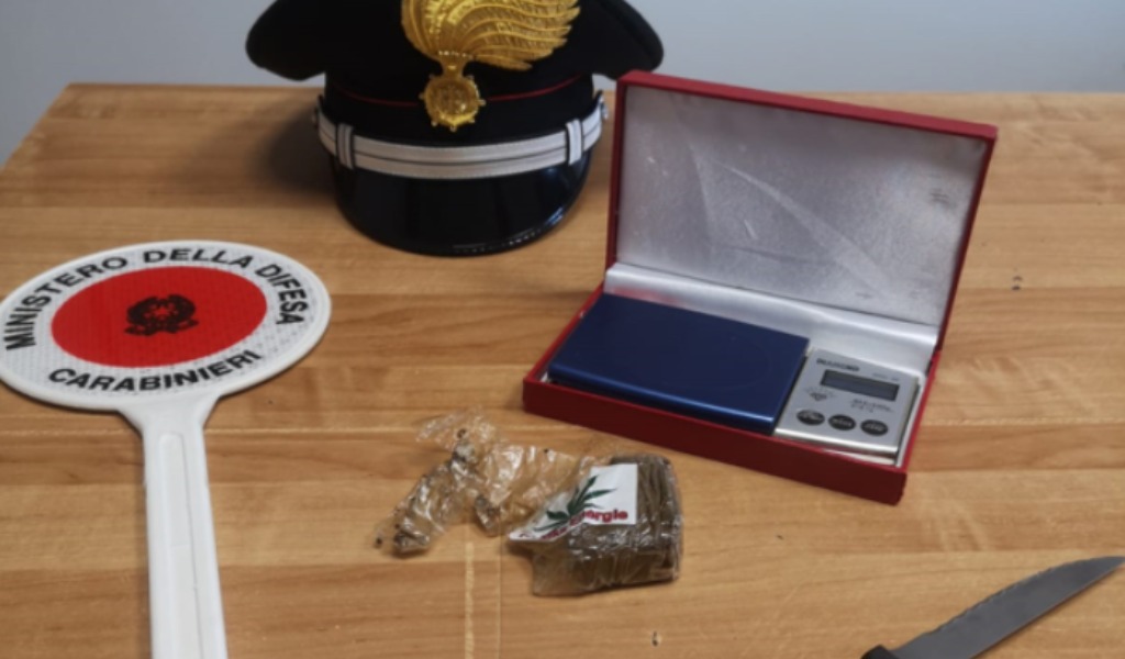 21enne in giro con 34 grammi di stupefacenti e un coltello a seghetto