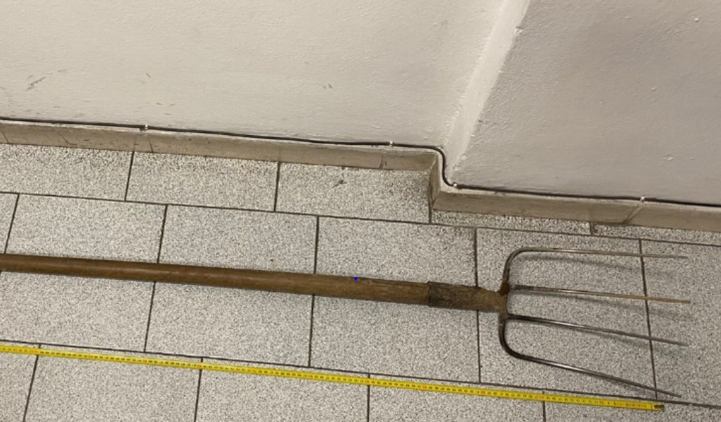 Pensionato colpisce a colpi di forcone l’ex affittuario durante una lite, tragedia sfiorata