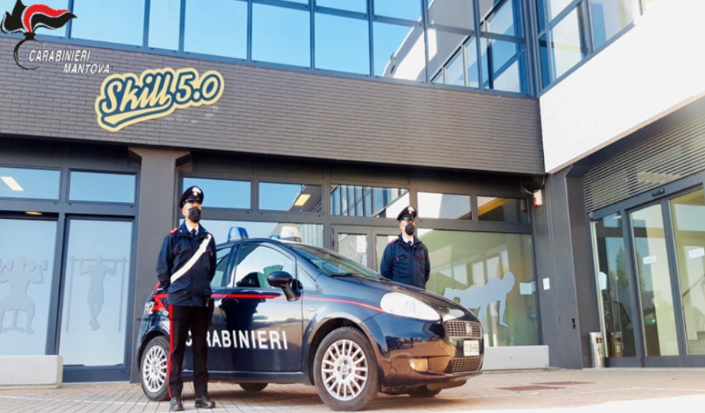 Cliente colto in flagranza dopo aver rubato soldi dagli armadietti della palestra