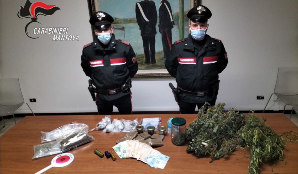 Venditore di canapa light arrotonda con hashish e marijuana: scattano le manette per lui e l’acquirente