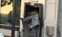Ladri da strapazzo fanno esplodere il bancomat... e bruciano i soldi