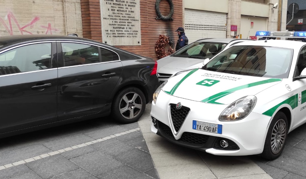 Prima si accende una sigaretta, poi dà fuoco alla corona di fiori appesa in Piazza 80° Reggimento