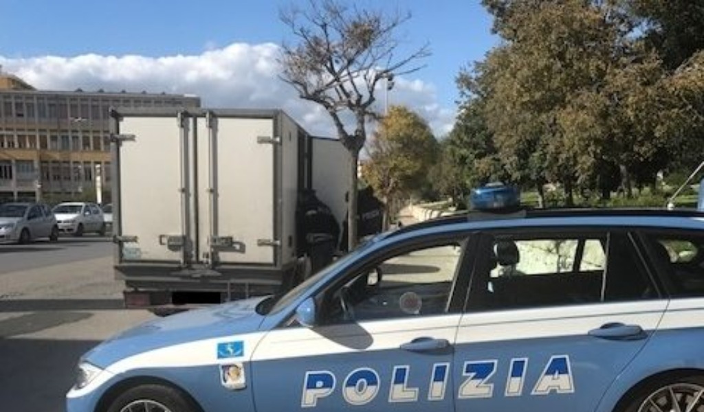 Trasportava carne in un frigorifero non funzionante su un furgone pieno di muffa