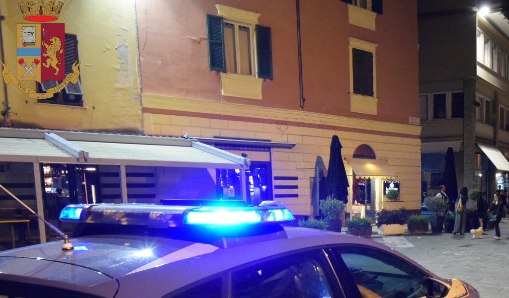 Aggredisce il vigilantes del Carrefour e tenta la fuga con la refurtiva