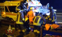 Incidente in A22, l'ambulanza tampona un camion: soccorritore estratto dalle lamiere