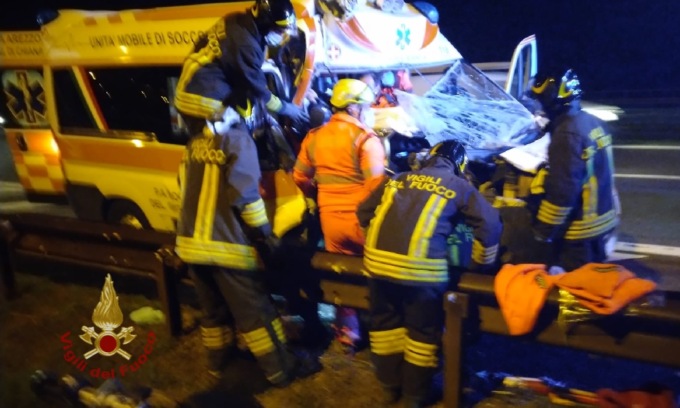 Incidente in A22, l’ambulanza tampona un camion: soccorritore estratto dalle lamiere