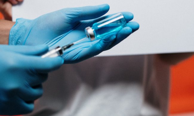 Over 60 e altamente fragili: da oggi prenotazioni per terza dose vaccino Covid