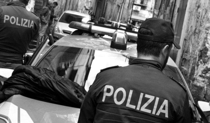 Per vendetta di una donna imbratta citofono e portone, fermato dagli Agenti si sente male e finisce in ospedale
