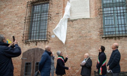 Inaugurata l’epigrafe dantesca sulla facciata di Palazzo Castiglioni in piazza Sordello