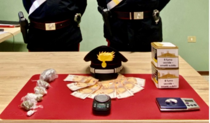 Fermato su un veicolo sospetto, il guidatore cerca di nascondersi la droga nelle mutande