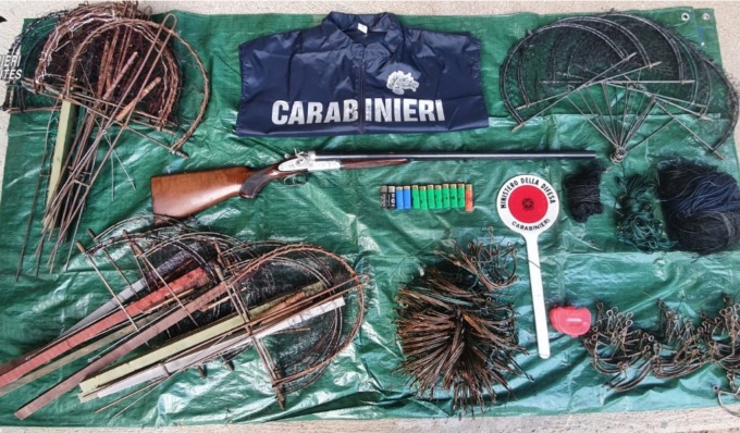Abbattevano illecitamente uccelli protetti e li rivendevano ai ristoranti: 139 bracconieri denunciati