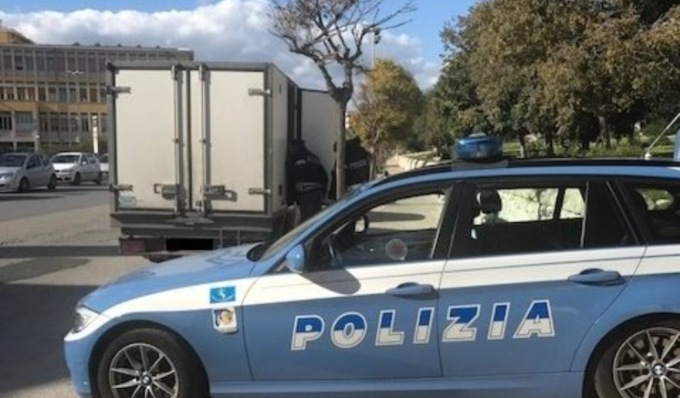 La Polizia sequestra un camion proveniente dalla Slovacchia e rubato a Vienna