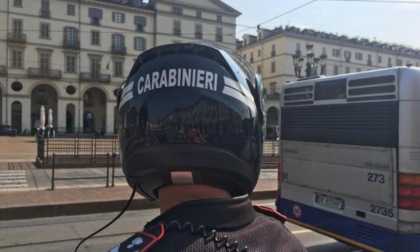 Posteggia in doppia fila, il bus le chiede strada e lei... estrae una pistola e gli spara