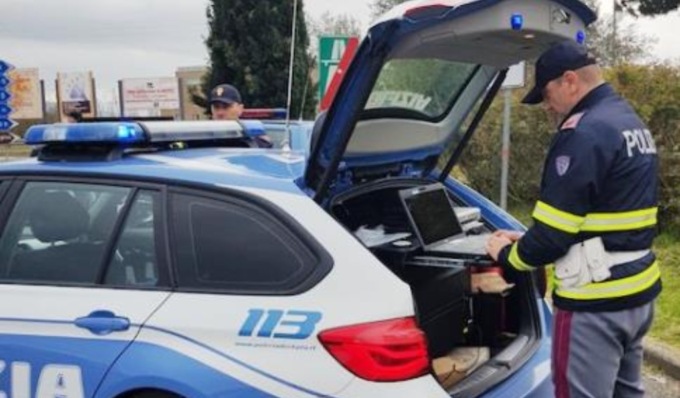 Alla guida di un camion senza patente … ma è anche ricercato per furto