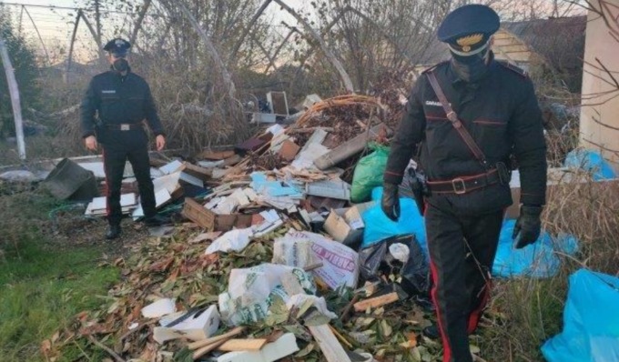 Terreno trasformato in discarica abusiva: 56enne nei guai