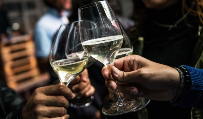 Si festeggia senza mascherine e distanziamento: festa finita e locale chiuso