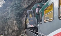 Cade un masso e fa deragliare un vagone del treno, 12 persone miracolate