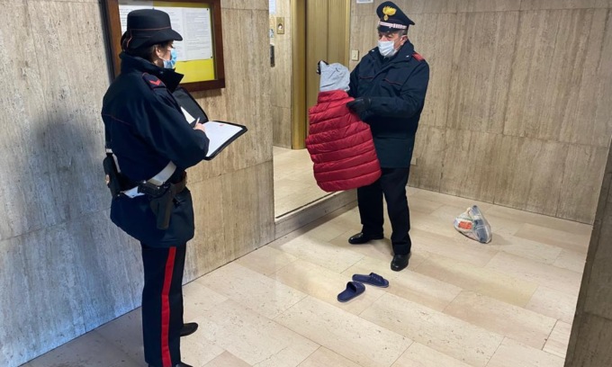 Ubriaco pesta a sangue la moglie in mezzo alla strada: arrestato