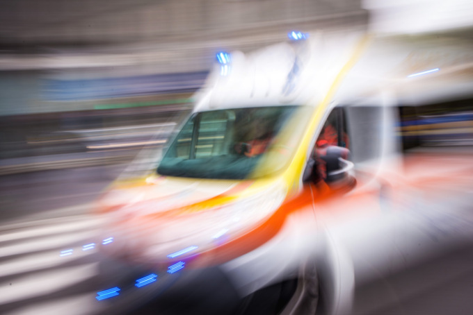 Schianto frontale con un camion: muore un 85enne