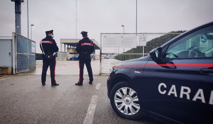 Prima il furto poi la fuga con incidente e infine una falsa denuncia: il piano non funziona e viene denunciato
