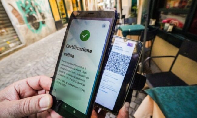 Green Pass obbligatorio nei negozi: per due italiani su tre renderà gli acquisti più sicuri