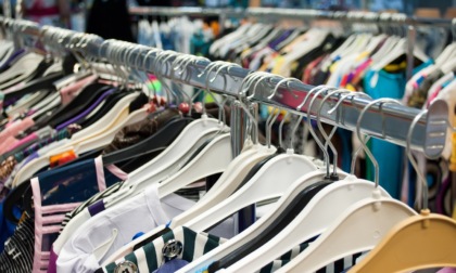 Apertura straordinaria dei negozi a Mantova: shopping serale fino alle 22.30 per l’avvio dei saldi estivi