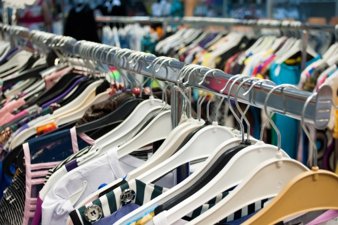 Apertura straordinaria dei negozi a Mantova: shopping serale fino alle 22.30 per l’avvio dei saldi estivi