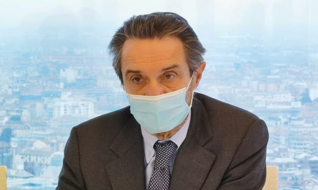 Fontana: “Il virus rallenta, ora stop a zone a colori e tracciamento solo per sintomatici”