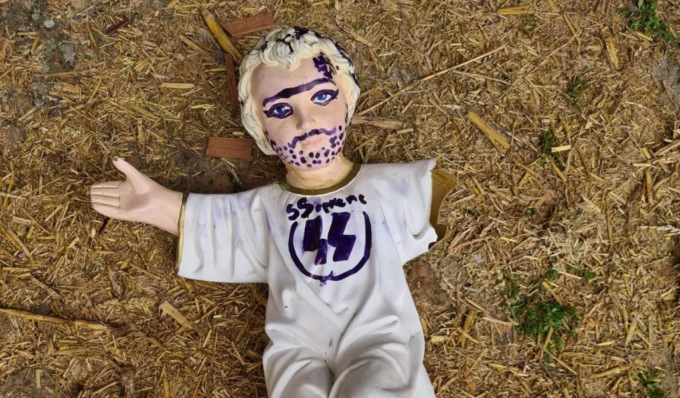 Bambin Gesù rubato dal Presepe: ritrovato nel paese accanto amputato e deturpato con scritte nazi-fasciste