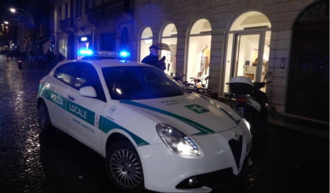 Si rifiuta di esibire il Green pass perché “incostituzionale”: parrucchiere mantovano nei guai