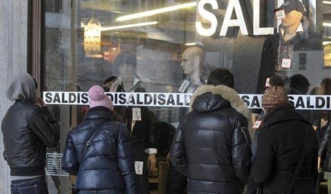 Al via i saldi 2022: scarpe, maglieria e capispalla i più desiderati