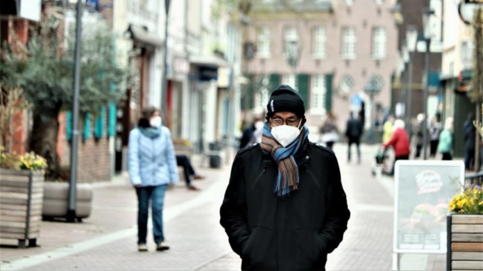 Mascherine obbligatorie all’aperto e discoteche chiuse per altri 10 giorni