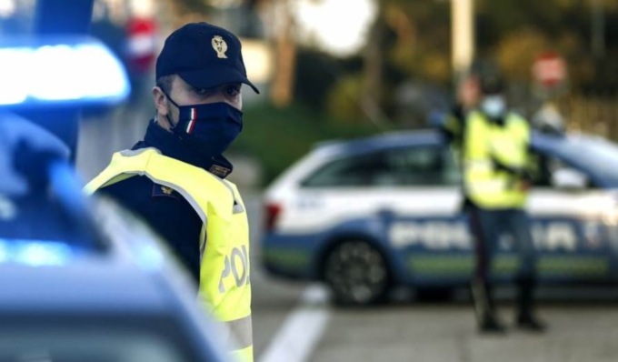 Animali ammassati e un vitellino agonizzante, multato autotrasportatore