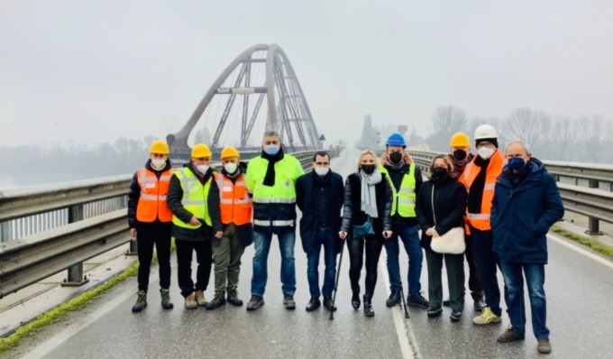 Iniziate le operazioni di posa della seconda arcata del nuovo ponte tra San Benedetto Po e Bagnolo San Vito