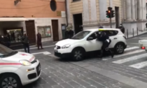 Il video del vigile che si aggrappa all'auto in fuga e la ferma