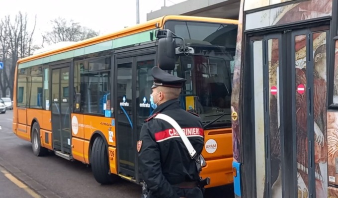Palpeggiava le minorenni sul bus: maniaco 30enne in carcere