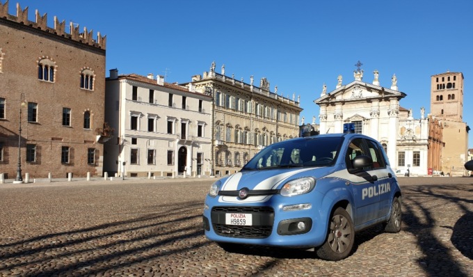 Ladri beccati da un poliziotto fuori servizio mentre rubano