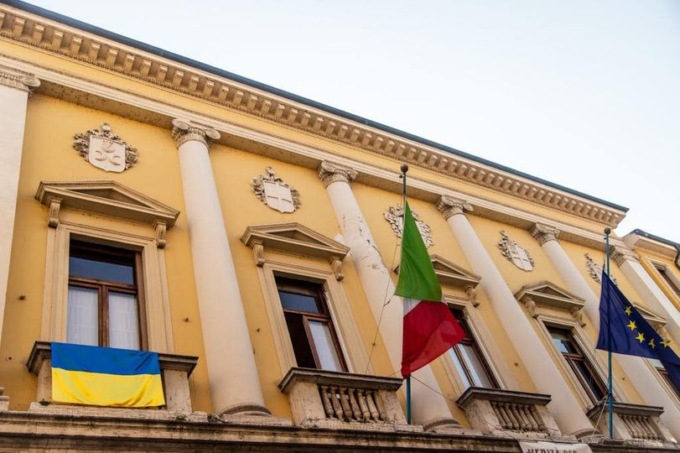 Bandiera dell’Ucraina sul palazzo comunale, sindaco Palazzi scende in piazza contro la guerra