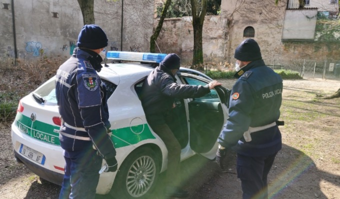 Controlli della Polizia, un altro fermato trovato con della cocaina in tasta