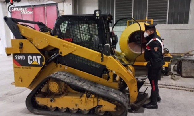 Furto e riciclaggio di mezzi d’opera, tre arrestati e sei indagati