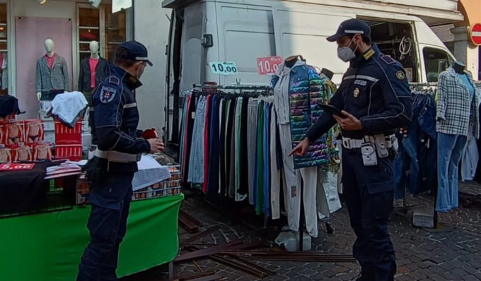 Tragedia sfiorata nel centro storico di Mantova, l’anta di una finestra piomba sul mercato