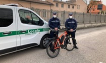 Auto urta una bicicletta sulla ciclabile, ma alla fine a pagare sarà il ciclista