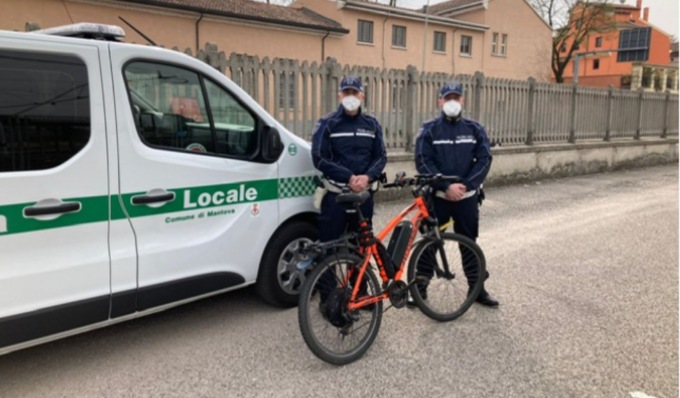 Auto urta una bicicletta sulla ciclabile, ma alla fine a pagare sarà il ciclista