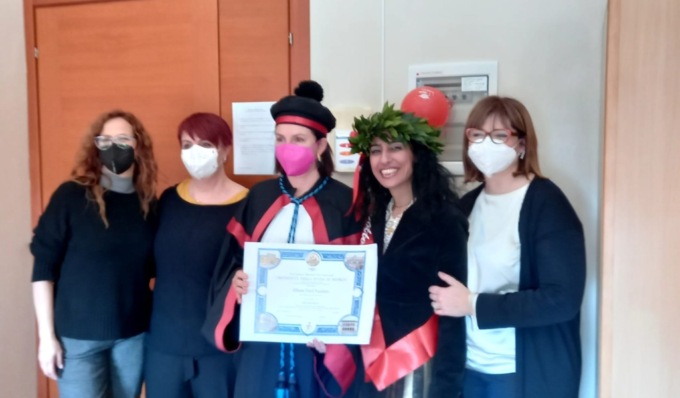 Ricoverata per una grave malattia si laurea in ospedale: l’incredibile storia di Elham Fard Yazdani