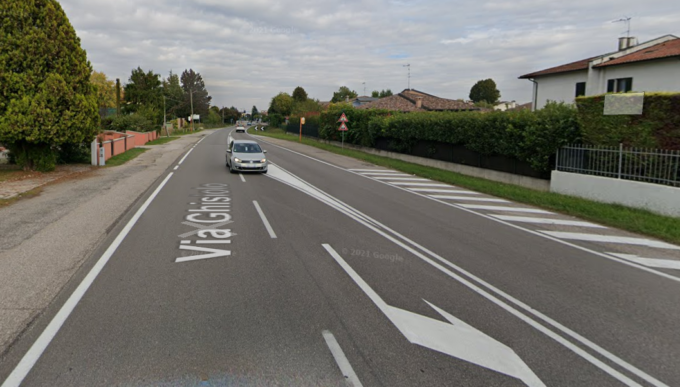 Tragico scontro tra una moto e un’auto: grave un 22enne