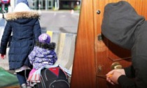 Mentre è in Ucraina per salvare i nipoti dalla guerra gli abusivi le occupano la casa