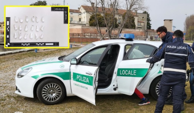 Nasconde la cocaina nel muro e finge di prendere il sole per non dare nell’occhio