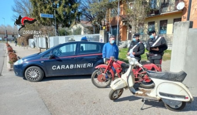 Ritrovate in un casale abbandonato due moto d’epoca rubate, restituite al proprietario commosso